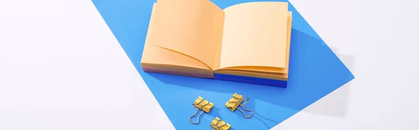 Panoramaaufnahme von Notizbuch, Ordnerklammern und Papier auf weißem Hintergrund — Stockfoto