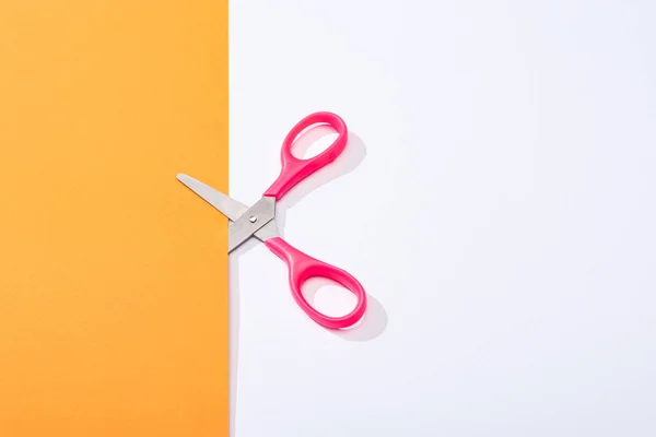 Top view of scissors and colorful paper on white background — Stock Photo