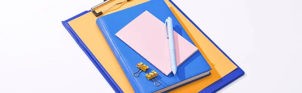 Panoramaaufnahme von Notizbüchern, Stift, Büroklammern und Klemmbrett isoliert auf weiß — Stockfoto