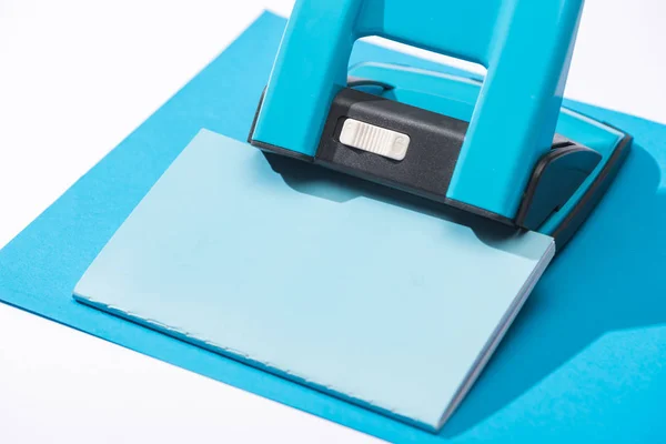 Vue grand angle du bloc-notes, holepunch et papier isolé sur blanc — Photo de stock