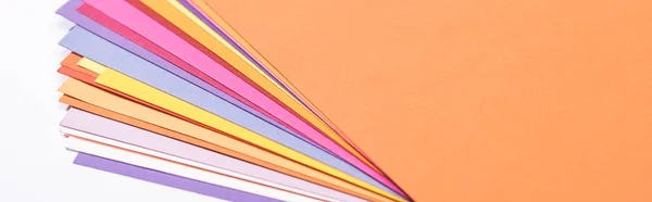 Plano panorámico de papeles brillantes y coloridos aislados en blanco - foto de stock