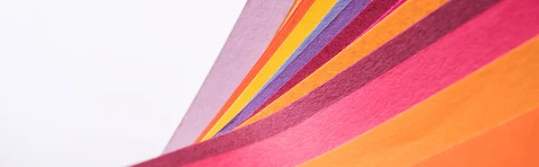 Prise de vue panoramique de papiers colorés et lumineux isolés sur blanc — Photo de stock
