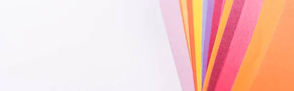 Tiro panorâmico de papéis coloridos e brilhantes isolados em branco — Fotografia de Stock