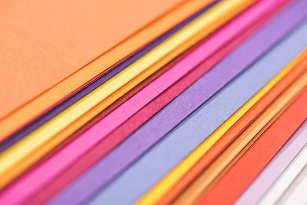Gros plan de papiers colorés, lumineux et vierges — Photo de stock