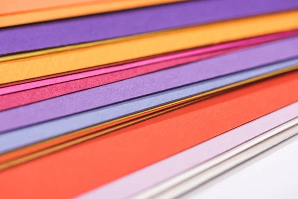 Gros plan de papiers colorés, lumineux et vierges — Photo de stock