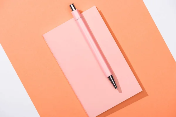 Vista superior del cuaderno, bolígrafo y papel aislados en blanco — Stock Photo