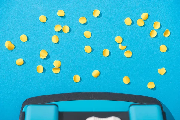 Vue de dessus du holepunch avec des cercles en papier sur fond bleu — Photo de stock