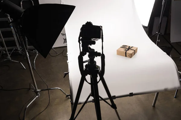 Regalo de Navidad para la fotografía comercial en la cámara digital en blanco en el estudio de la foto - foto de stock