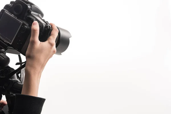 Обрізаний вид професійного фотографа, який працює з цифровою камерою ізольовано на білому — стокове фото