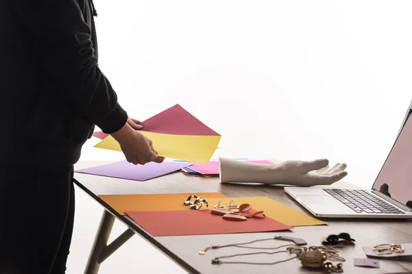 Vista recortada del fotógrafo haciendo composición con flor de algodón y accesorios para la sesión de fotos - foto de stock