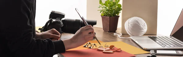 Vista recortada del fotógrafo haciendo composición con accesorios para la sesión de fotos - foto de stock