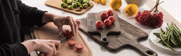 Vista recortada del fotógrafo comercial haciendo composición de alimentos para sesión de fotos - foto de stock