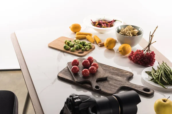 Composición de alimentos para fotografía comercial en blanco con cámara digital - foto de stock