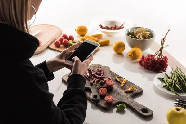 Visão recortada do fotógrafo fazendo composição de alimentos para fotografia comercial no smartphone — Fotografia de Stock