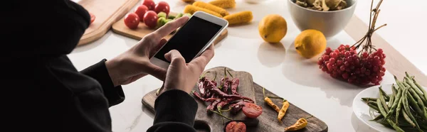 Zugeschnittene Ansicht eines Fotografen, der Nahrungsmittelkompositionen für kommerzielle Fotografie auf dem Smartphone herstellt — Stockfoto