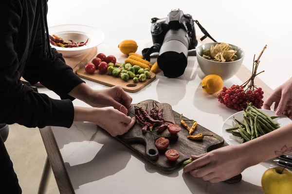 Vista cortada de fotógrafos comerciais que fazem composição de alimentos para sessão de fotos — Fotografia de Stock