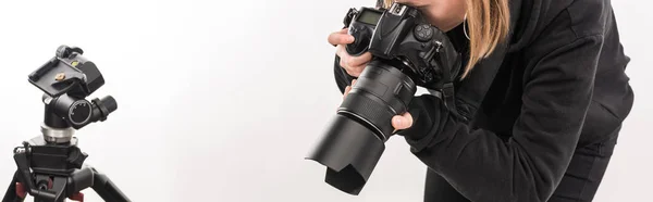 Visão recortada do fotógrafo comercial que trabalha com câmera digital isolada em branco — Fotografia de Stock