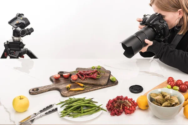 Fotógrafo profesional haciendo composición de alimentos para fotografía comercial y tomando fotos en cámara digital - foto de stock