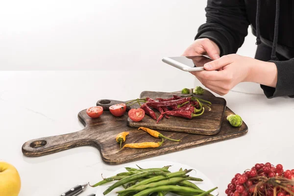 Visão recortada de fotógrafo profissional fazendo composição de alimentos para fotografia comercial no smartphone — Fotografia de Stock