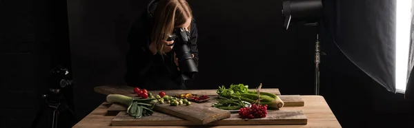 Fotógrafo profesional que hace la composición de la comida para la fotografía comercial y tomando la foto en la cámara digital, tiro panorámico - foto de stock