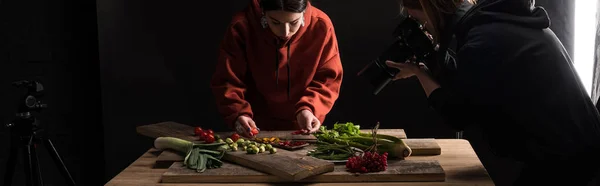 Fotógrafos profissionais que fazem composição de alimentos para fotografia comercial e tirar foto na câmera digital, tiro panorâmico — Fotografia de Stock