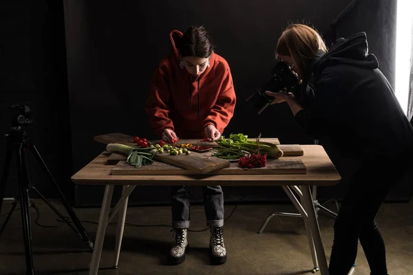 Коммерческие фотографы, составляющие пищевую композицию для фотографирования на цифровую камеру — стоковое фото
