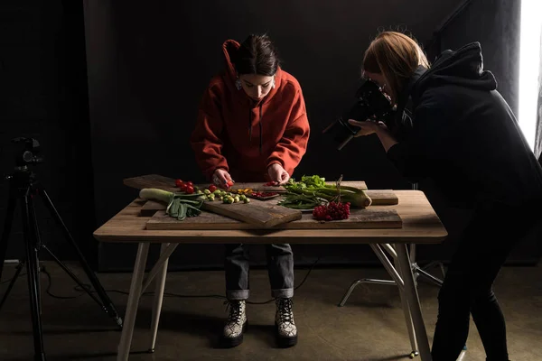 Fotografi commerciali che fanno composizione alimentare per scattare foto sulla fotocamera digitale — Foto stock