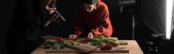 Fotógrafos que fazem composição de alimentos para fotografia comercial e tirar foto na câmera digital, tiro panorâmico — Fotografia de Stock