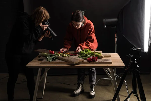 Zwei Fotografen, die Nahrungsmittelkompositionen für kommerzielle Fotografien und Fotografien mit Digitalkamera machen — Stockfoto