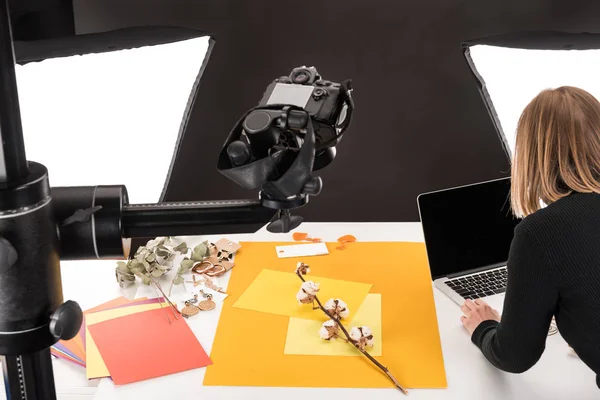 Fotografo facendo composizione con fiore di cotone e accessori per le riprese fotografiche — Foto stock