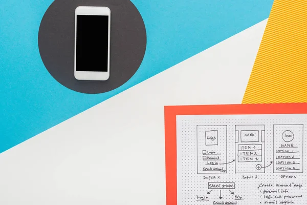 Вид смартфона рядом с шаблоном дизайна сайта на абстрактном фоне — стоковое фото