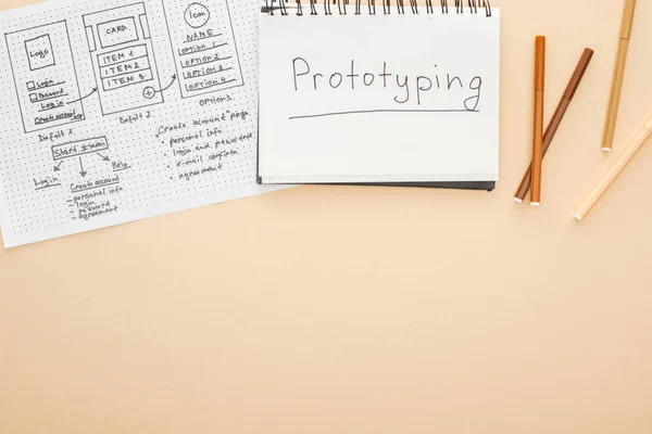 Draufsicht auf Website-Design-Vorlage, Filzstifte und Notizbuch mit Prototyping-Schriftzug auf beigem Hintergrund — Stockfoto