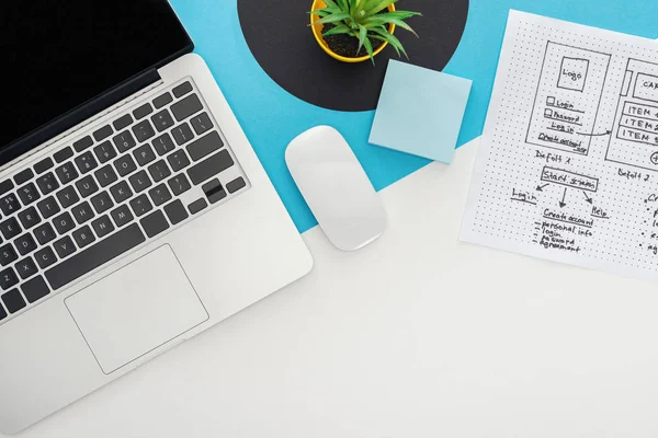 Верхний вид ноутбука, компьютерной мыши, растения, шаблон дизайна сайта на абстрактном геометрическом фоне — стоковое фото