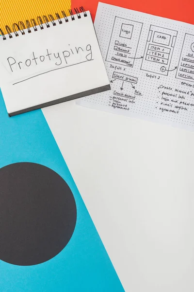 Vista superior do notebook com prototipagem de letras e modelo de design de site em fundo geométrico abstrato — Fotografia de Stock
