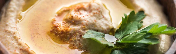 Nahaufnahme von frischem, köstlichem Hummus mit Petersilie, Panoramaaufnahme — Stockfoto