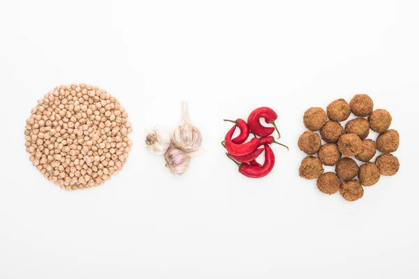 Vista superior de grão de bico, alho, pimenta e falafel no fundo branco — Fotografia de Stock