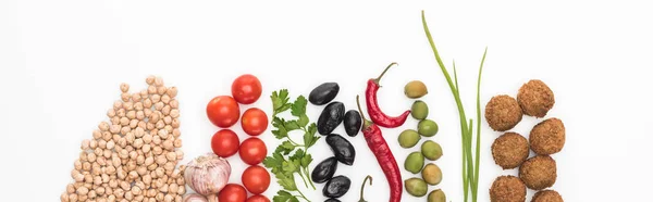 Vista superior de garbanzos, ajo, tomates cherry, perejil, aceitunas, chile, cebolla verde y falafel sobre fondo blanco, plano panorámico - foto de stock