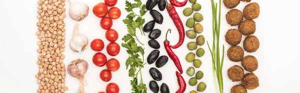 Vista superior de garbanzos, ajo, tomates cherry, perejil, aceitunas, chile, cebolla verde y falafel sobre fondo blanco, plano panorámico - foto de stock