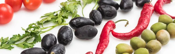 Vue rapprochée de tomates cerises, persil, olives, piment sur fond blanc, panoramique — Photo de stock