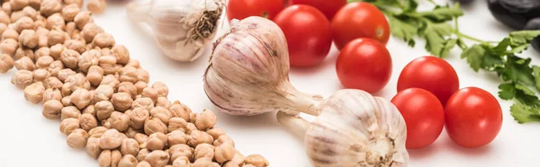 Vue rapprochée du pois chiche, ail, tomates cerises, persil sur fond blanc, vue panoramique — Photo de stock