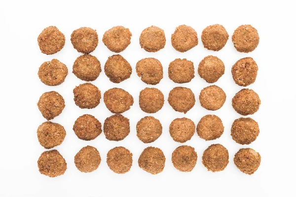 Piatto laici con deliziose palle di falafel fresco cotto isolato su bianco — Foto stock
