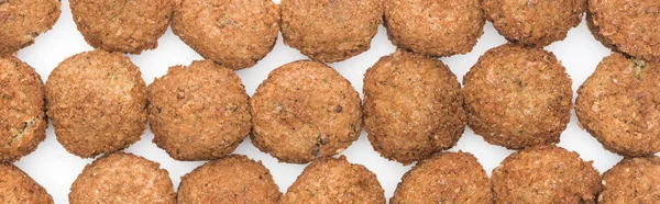 Motif sans couture de délicieuses boules de falafel fraîches cuites sur fond blanc, vue panoramique — Photo de stock