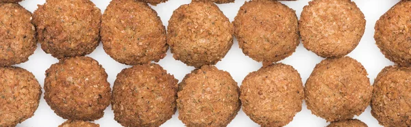 Motif sans couture de délicieuses boules de falafel fraîches cuites sur fond blanc, vue panoramique — Photo de stock