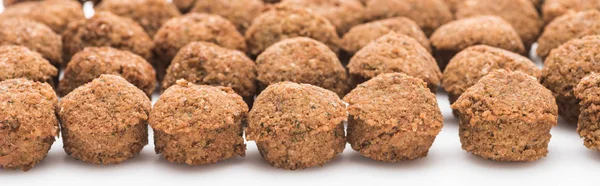 Close up vista de bolas de falafel cozidos frescos no fundo branco, tiro panorâmico — Fotografia de Stock