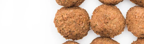 Vue de dessus de délicieuses boules de falafel cuites fraîches sur fond blanc avec espace de copie, vue panoramique — Photo de stock