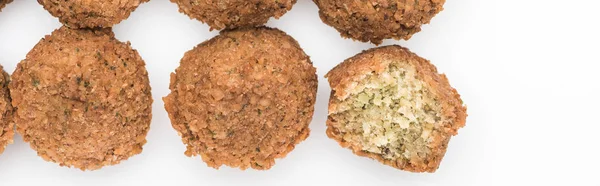 Vista dall'alto di deliziose palline di falafel cotte fresche su sfondo bianco, colpo panoramico — Foto stock