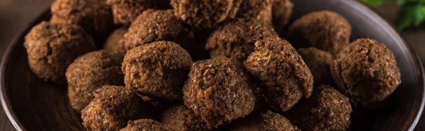 Vue rapprochée de boules de falafel cuites fraîches sur table en bois, vue panoramique — Photo de stock