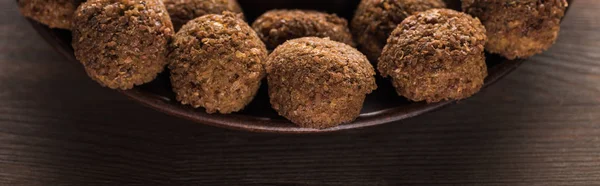 Vista de perto de bolas de falafel na placa na mesa de madeira, tiro panorâmico — Fotografia de Stock