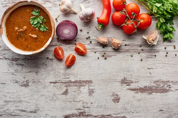 Traditionelle georgische Suppe kharcho mit Gemüse und Gewürzen auf dem Tisch — Stockfoto