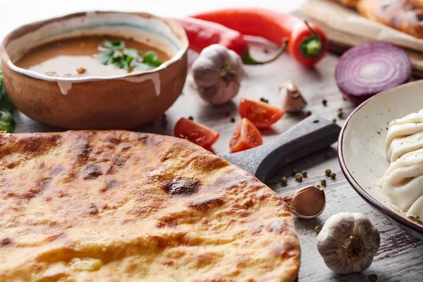 Imereti khachapuri, khinkali e sopa kharcho na mesa com legumes — Fotografia de Stock